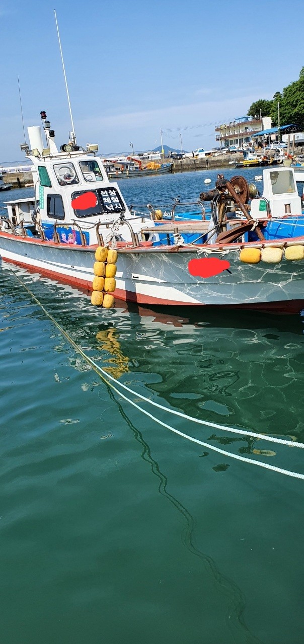 낚시배 선체만 판매합니다.