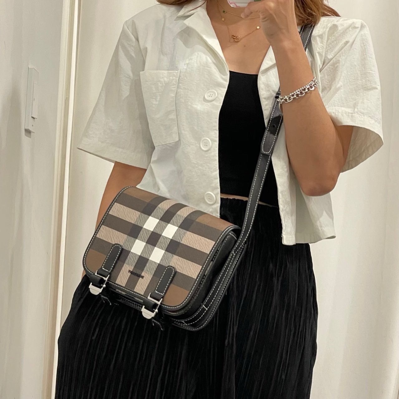 Burberry 프레야 미니 토트 백 할인 l 세일로 만나보는 파페치 해외 브랜드 컬렉션 관부가세 포함 금액, 무료 반품 버버리 알프레드 메신져 백(국내배송) > 가방 | 헤라-재구매율 1위 프리미엄럭셔리쇼핑몰” style=”width:100%” title=”버버리 알프레드 메신져 백(국내배송) > 가방 | 헤라-재구매율 1위 프리미엄럭셔리쇼핑몰” loading=”lazy”><figcaption>버버리 알프레드 메신져 백(국내배송) > 가방 | 헤라-재구매율 1위 프리미엄럭셔리쇼핑몰</figcaption></figure>
<figure><img decoding=