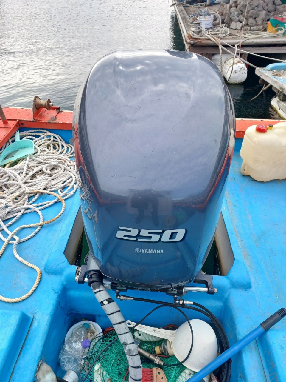 레져선 1.64톤 선외기 250마력 판매합니다.