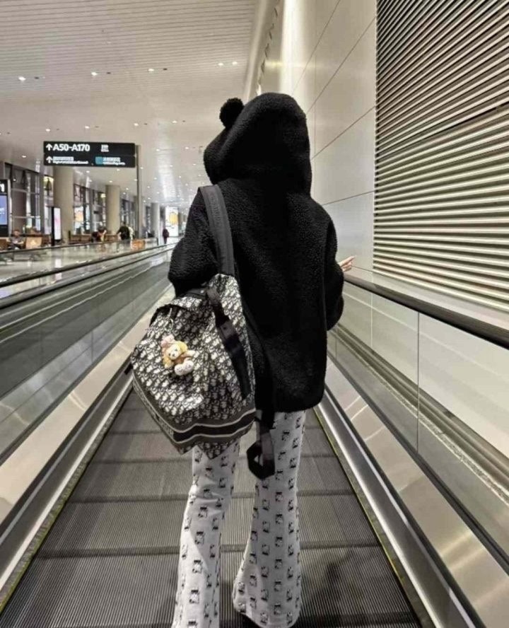 e_e31Ud018svcq1zd9m2sze7i_fciblk.jpg?type=e1920_std