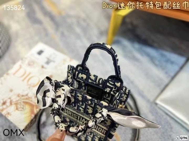 h_chbUd018svck4mikkcrcbls_fciblk.jpg?type=e1920_std