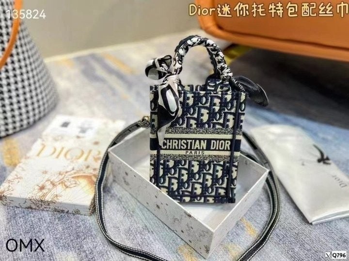h_5hbUd018svclvu55qex0z17_fciblk.jpg?type=e1920_std