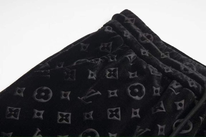 d_8djUd018svctykneetzoc6t_fciblk.jpg?type=e1920_std
