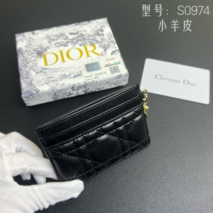 e_h6iUd018svc13tv8v2azraxi_fciblk.jpg?type=e1920_std