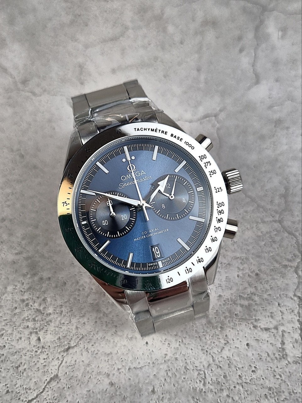 g_j4hUd018svcyq175u9t826_413zjm.jpg